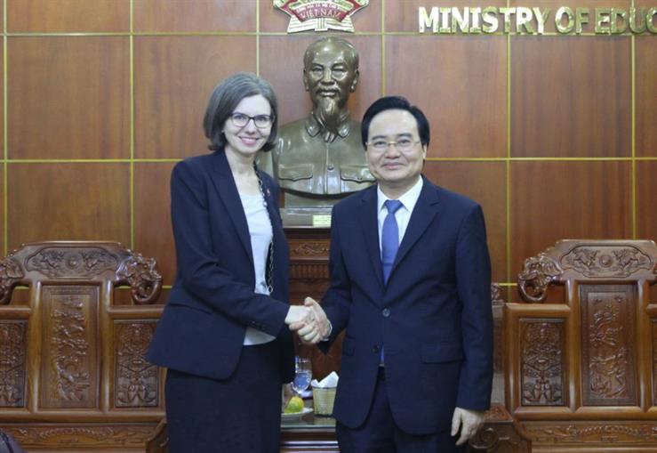 Bộ trưởng Phùng Xuân Nhạ tiếp Đại sứ Canada và Đại sứ Vương quốc Anh tại Việt Nam