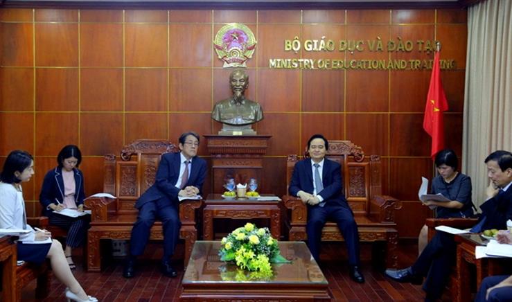 Bộ trưởng Phùng Xuân Nhạ tiếp Đại sứ Nhật Bản tại Việt Nam