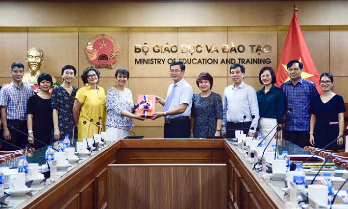 Tổ chức Đại học Pháp ngữ trao tặng thiết bị hỗ trợ GDĐH Việt Nam