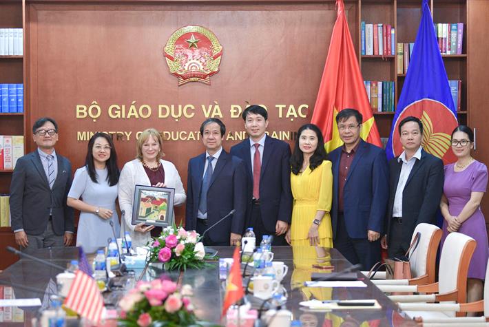 Bộ trưởng Nguyễn Kim Sơn làm việc với Giám đốc quốc gia USAID tại Việt Nam