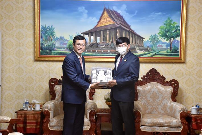 Thứ trưởng Nguyễn Văn Phúc làm việc với Bộ trưởng Bộ Giáo dục và Thể thao Lào