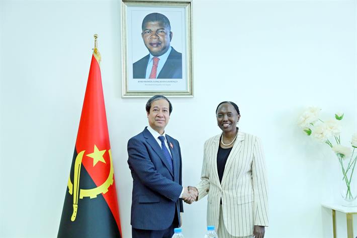 Bộ trưởng Bộ Giáo dục và Đào tạo làm việc tại Angola