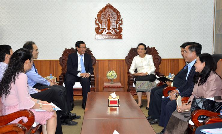 Thứ trưởng Nguyễn Văn Phúc thăm lưu học sinh và giáo viên Việt Nam tại Lào