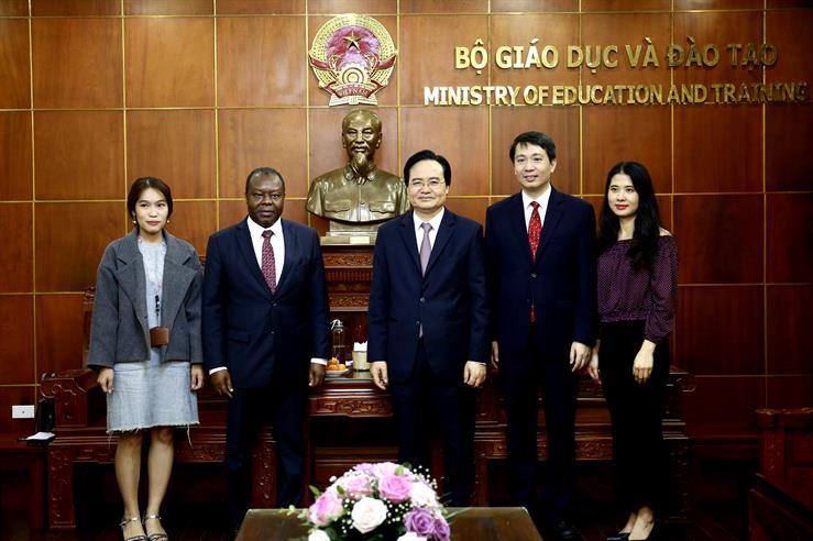 Bộ trưởng Phùng Xuân Nhạ tiếp Đại sứ Angola tại Việt Nam