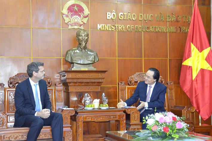 Bộ trưởng Phùng Xuân Nhạ tiếp Giám đốc ADB tại Việt Nam