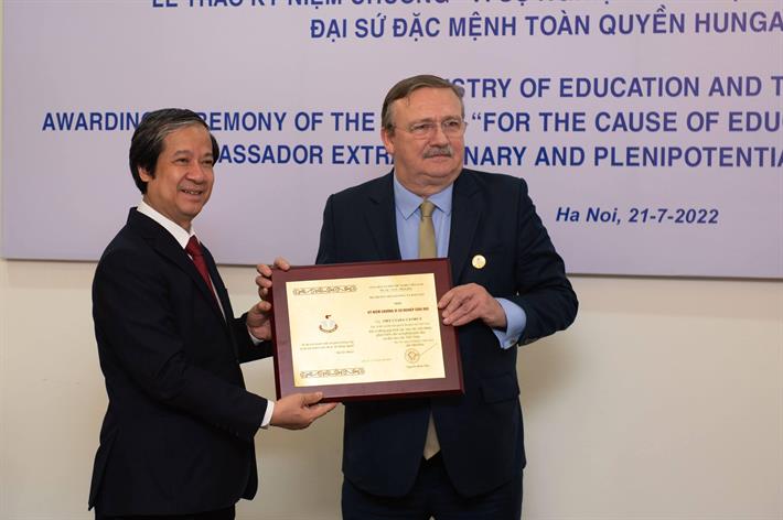Trao tặng Kỷ niệm chương “Vì sự nghiệp giáo dục” cho Đại sứ Hungary tại Việt Nam