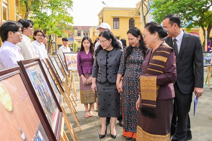 Thứ trưởng Nguyễn Thị Kim Chi mừng năm mới Bunpimay cùng lưu học sinh Lào