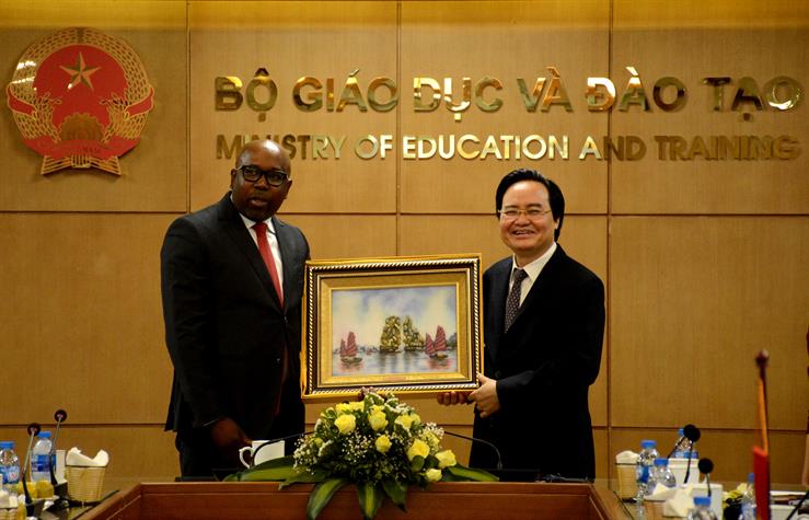 Bộ trưởng Phùng Xuân Nhạ tiếp đoàn Bờ Biển Ngà khảo sát, học tập kinh nghiệm phát triển giáo dục tại Việt Nam